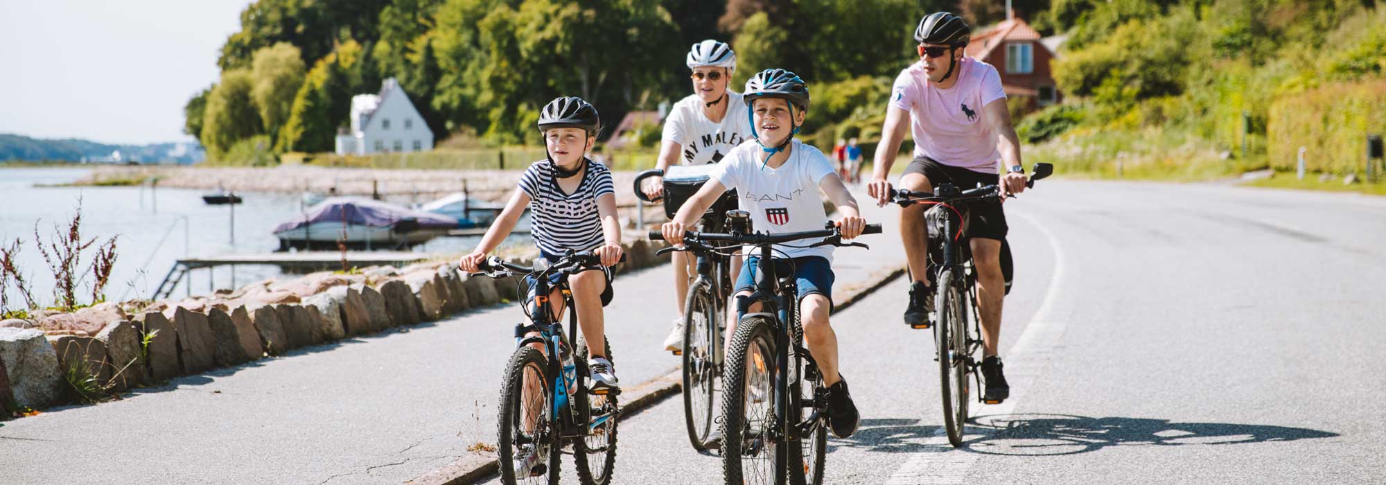 Familie på cykelferie langs Flensborg Fjord