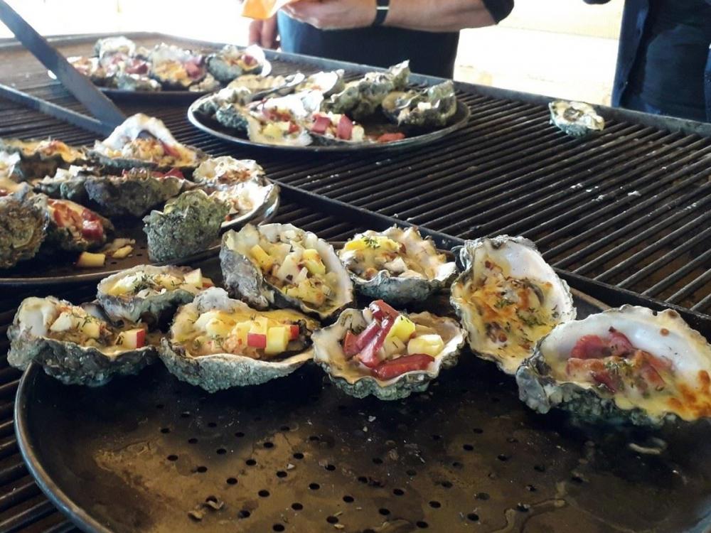 Oyster trip in the Wadden Sea – Gourmet experience with delightful drive in a tractor bus.